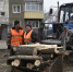 дворники убирают старое дерево - Газета Новое время